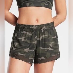 Athleta Green Camo Printed Mesh Lined Racer Run Gym Crossfit Shorts 4” Women M